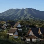 Rencana pembukaan kembali lokasi wisata di Megamendung, Kabupaten Bogor, yang sempat disegel pemerintah memicu ketegangan baru.