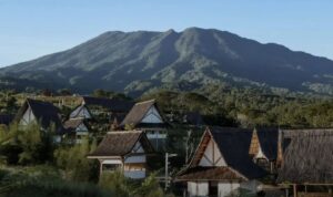 Rencana pembukaan kembali lokasi wisata di Megamendung, Kabupaten Bogor, yang sempat disegel pemerintah memicu ketegangan baru.