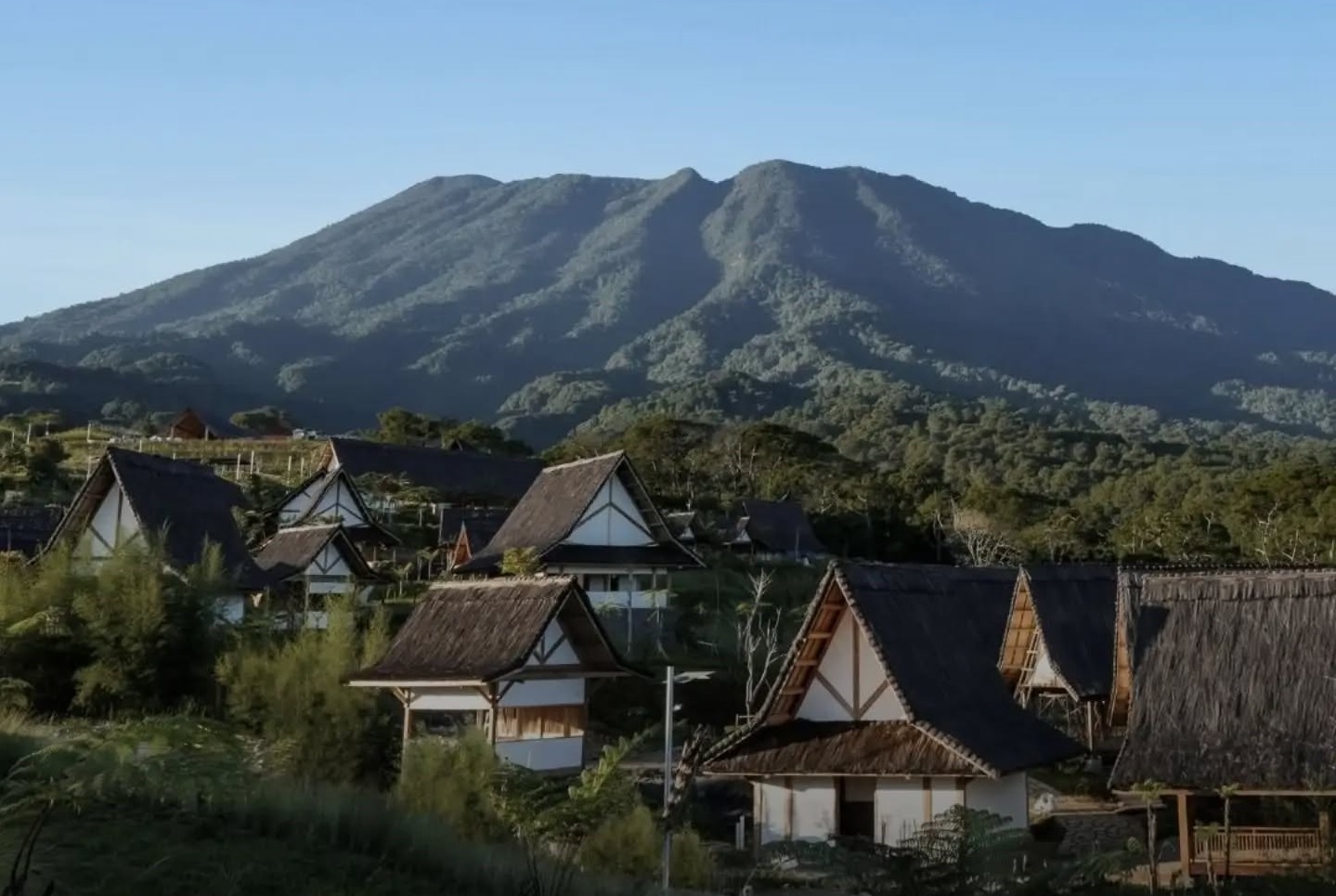 Rencana pembukaan kembali lokasi wisata di Megamendung, Kabupaten Bogor, yang sempat disegel pemerintah memicu ketegangan baru.
