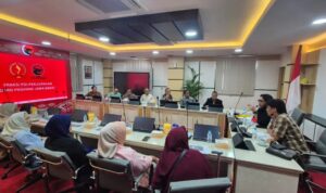 DPRD) Jawa Barat meminta Dinas Pendidikan (Disdik) Jawa Barat menunda rencana pengosongan lahan Kelurahan Cihapit, Kota Bandung.