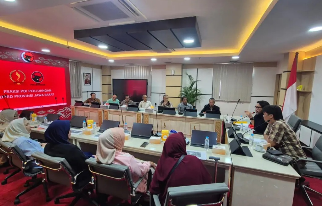 DPRD) Jawa Barat meminta Dinas Pendidikan (Disdik) Jawa Barat menunda rencana pengosongan lahan Kelurahan Cihapit, Kota Bandung.
