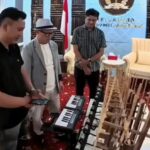 Ketua DPRD Jawa Barat Buky Wibawa mengapresiasi karya inovasi instrumen musik tradisional angklung robotik buatan Ferdy Putra